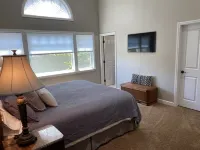 🍾UPSTAIRS ON VINE - 2 blocks from the center of town!!🍷