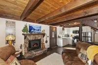 The Big Bear Den - Cozy cabin retreat with mountain views