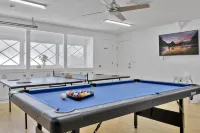 New Cheerful Stylish Villa - Pool, Spa, Mini Golf, Fire pit, Walk to Disneyland