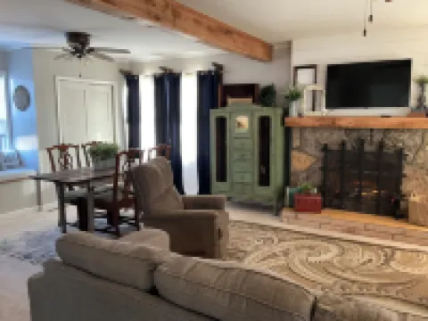 Charming 3-bedroom cottage with WiFi and AC in delightful Caulfield