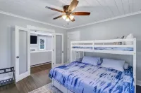 Modern 3 Br Bungalow Sleep 8, Family/Pet Friendly, 15 Min from Downtown/Outlets 스티플체이스 플레이그라운드 주변 호텔