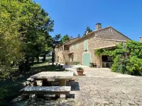 Mas Provençale Entouré de Pommiers, Piscine et Terrain de Tennis