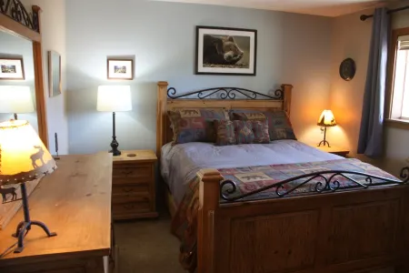 Remodeled Summit View Condo! Near Golf Course, Skiing, Hot Springs, and more!