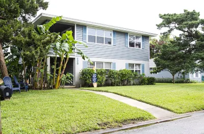 Cozy, ground floor apt 5 min walk to bch. PET friendly. FREE bottle of PROSECCO