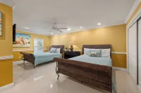 Family Beach House 4Br with Heated Pool and Spa.  Only 200 Steps to the Sand! - ジャグジー