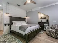 2 Min Walk to Downtown/King Bed /Golf Cart Rental/Pet Friendly! Hotels in Mount Dora