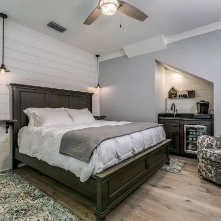 2 Min Walk to Downtown/King Bed /Golf Cart Rental/Pet Friendly!