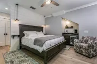 2 Min Walk to Downtown/King Bed /Golf Cart Rental/Pet Friendly!