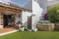 Quirky spacious village house with plunge pool and outdoor cinema Hotels in Andevalo