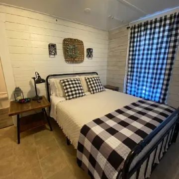 Cozy 1930's cottage WALKING distance to Old Town Tomball