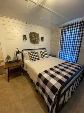 Cozy 1930's cottage WALKING distance to Old Town Tomball Отели в г. Томбал