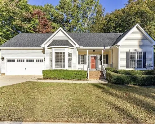 Remodeled ranch style home with Firepit conveniently located Hotels in Wake County
