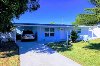 Private Heated  Pool House 6 miles from the Beach Hotels near IMG Academy Golf Club