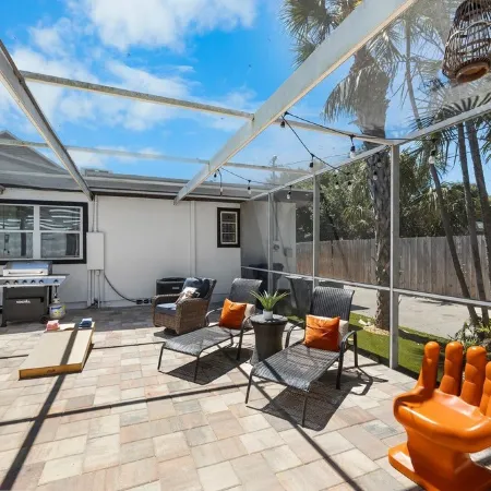 Perfect location 6 Bedroom, 4 Bathroom house. GameRoom,HeatedPool. 5min to Beach