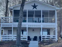 Amazing LAKEFRONT Main Lake 5BR/3.5BA House. Quiet Cove, Close to Everything. Hotels in Sixpound