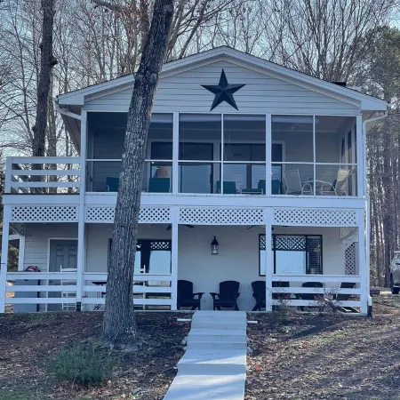 Amazing LAKEFRONT Main Lake 5BR/3.5BA House. Quiet Cove, Close to Everything.