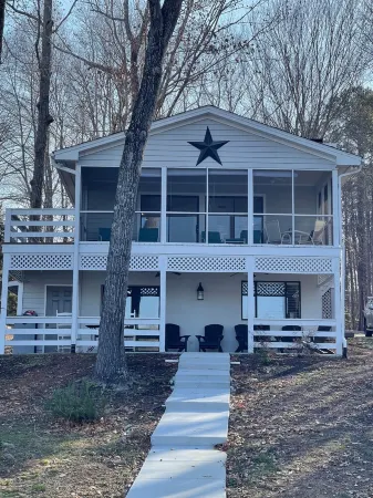 Amazing LAKEFRONT Main Lake 5BR/3.5BA House. Quiet Cove, Close to Everything.