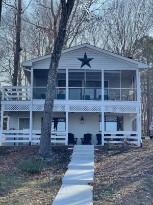 Amazing LAKEFRONT Main Lake 5BR/3.5BA House. Quiet Cove, Close to Everything. Hotel a Sixpound