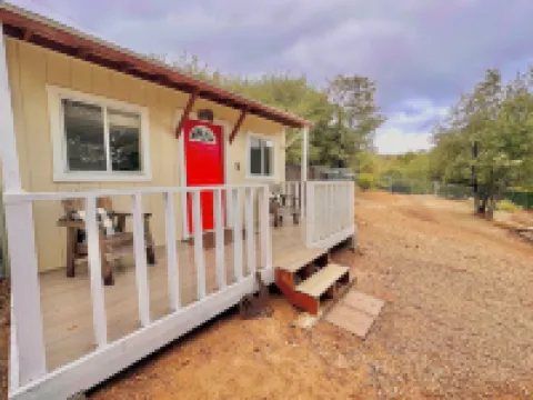 Tiny Farmhouse Cottage with Loft - Drift Asleep by Stargazing through Skylight 朱利安酒店