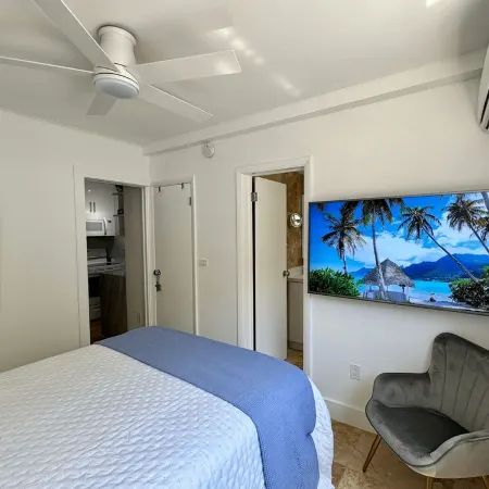 Charming Cozy Apt - Walk to Beach - Pool - Key Biscayne