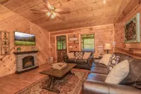 Get Hip ~ Close 2 Attractions - Hot Tub - Firepit - King Suite - Flat Drive - Alphydda