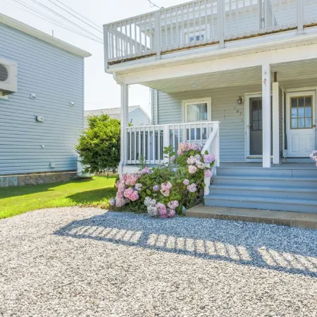 Cozy Costal Retreat in the heart of Groton's charming beach community, Отели в г. Гротон