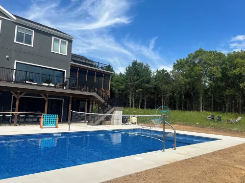 Exec Retreat 6 King/1 Queen /2.5 Bath. Huge Pool; 13 acres