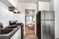 Stroll to the Beach from your 2nd Street Studio 네이플스 주변 호텔