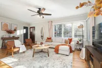 4Bd Cozy Urban Escape 5 Mins to Dwtn & WakeMed. Movie Room and Arcade Game!