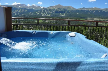 Mountain Home, 4 Min to Gondola & Town. Majestic Views of Ski Slopes. Hot Tub Отели рядом с достопримечательностью «Riverwalk Center at Breckenridge»