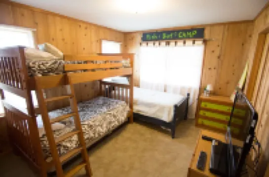 HATTERAS VILLAGE 4 BEDROOM - WALK TO OCEAN, MARINA, SOUND