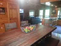 Real Log Cabin 2 Bedroom, 2 Full Bath, Full Kitchen Close To All Attractions.