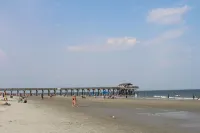 Beautiful top floor Condo/2 pools Steps From Beach  And Pier