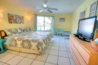 Waterfront Intracoastal Family-Home, pool, dock, and walk to the beach & Center