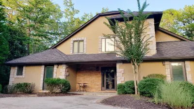 LL's house in the heart of Helen