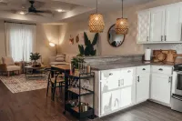 Modern Boho Style Apt- King bed! Near UTRG & DHR - Apartments