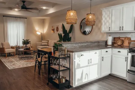 Modern Boho Style Apt- King bed! Near UTRG & DHR