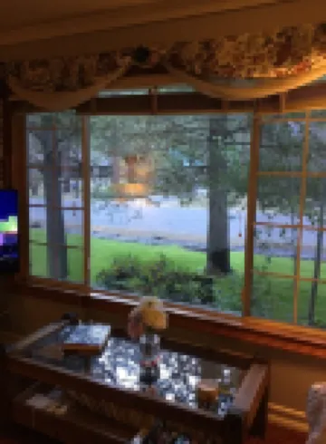 Charming, Cozy, Cottage. Location Perfect for Outdoor enthusiasts and Couples