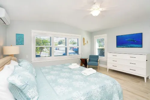 Beautiful Indian Rocks Beach Pool Home, 6 Seat golf cart included.