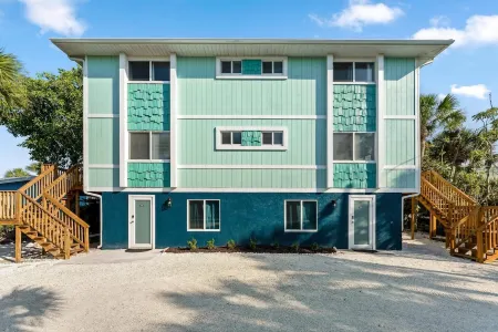 Majestic Sunsets on the Beach just 50 steps away + 2 King beds