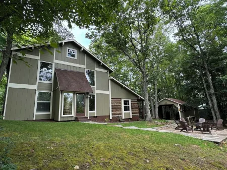 WINDSONG! Peaceful, Quiet Cabin Bordering Nat. Park Near Downtown Gatlinburg Отели рядом с достопримечательностью «Саглендс Вэлли Нейчер Трейл Паркинг»