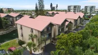 Steps to 2025 #1 Rated Beach in USA Spacious2+2Condo,Pool,GarageTranquil Setting - พร้อมระเบียง