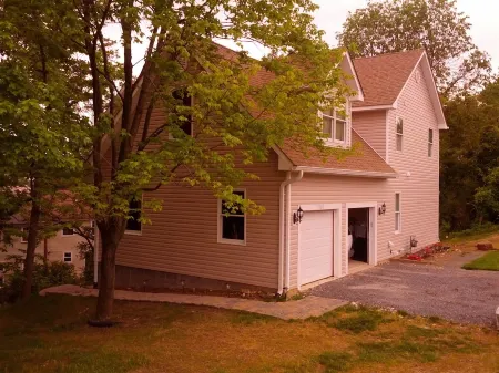 Alexandria -DC Metro Large House, Pool Table, Free Parking 6 BRM - 4 Bath