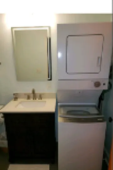 Studio - direct 2 min beach walk with public access end of street.