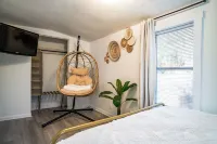Charming 2-bedroom house with huge yard and firepit in Eagle Lake