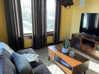 Cozy 8 Person Chalet on the Bay