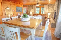 Life's a Beech: Charming 3,000sqft Cabin with Hot Tub, Fire Pit + Game Room! Hotels in Banner Elk