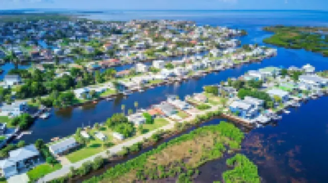 Tidewater: Bring your boat, backyard beach,kayaks.