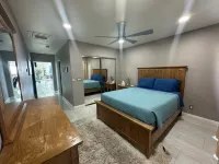 Beautiful oasis with 40' negative edge pool, swim up bar, hiking in Super. Mtns.