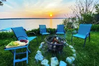 Quiet/charming 2-bedroom Sunset-Lake view cottage lovely Seneca lake, wine trail